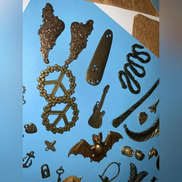 Huge Assorted Lot of Gold and Antique Bronze Pendant & Charms Collection - Lot 1 - Picture 14 of 16
